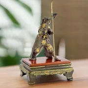 Скульптура «Воин с копьём» из бронзы и дерева — фотография 1