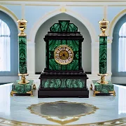 Часы с подсвечниками из малахита и долерита — фотография 1