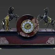 Каминные часы «Кони» из яшмы и долерита — фотография 3