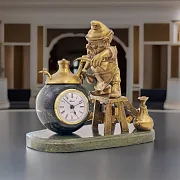 Часы с сидящим гномом на змеевике — фотография 1