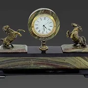 Каминные часы с бронзовыми конями, яшмой и долеритом — фотография 3