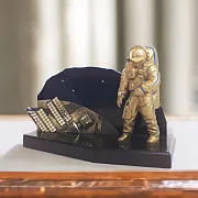 Бронзовая фигурка «В космосе» — фотография 1