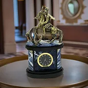 Каминные часы «Георгий Победоносец» из содалита и долерита — фотография 1