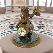 Настольные часы с гномом на пивной бочке — фотография 1
