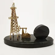 Часы с нефтяной вышкой и качалкой — фотография 3