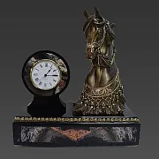 Интерьерные часы «Конь» из долерита и яшмы — фотография 2