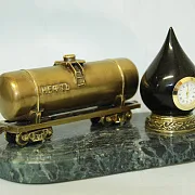 Винтажные настольные часы «Цистерна с нефтью» из бронзы и змеевика — фотография 2