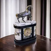 Каминные часы «Конь» из мрамора и долерита — фотография 1