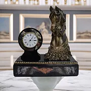 Интерьерные часы «Конь» из долерита и яшмы — фотография 1